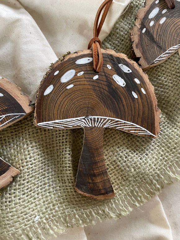 Wooden Mushroom Ornaments (brown)